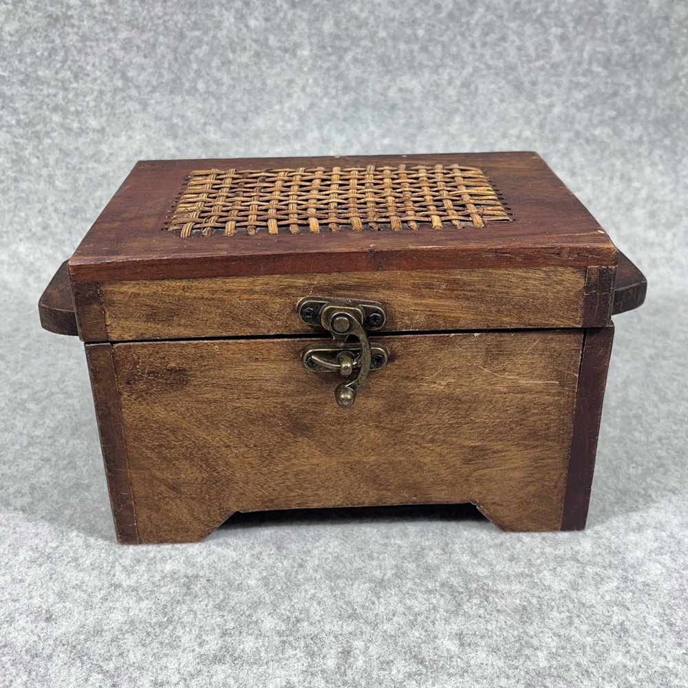 Wooden Keepsake Box with Brass Clasp Woven Lid Trinket Recipe Storage READ‎